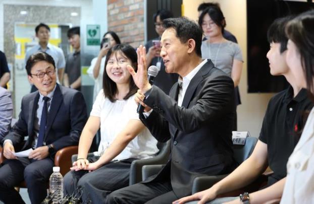 오세훈 시장, 서울영커리언스 인턴십 현장소통 간담회 <사진=연합뉴스>