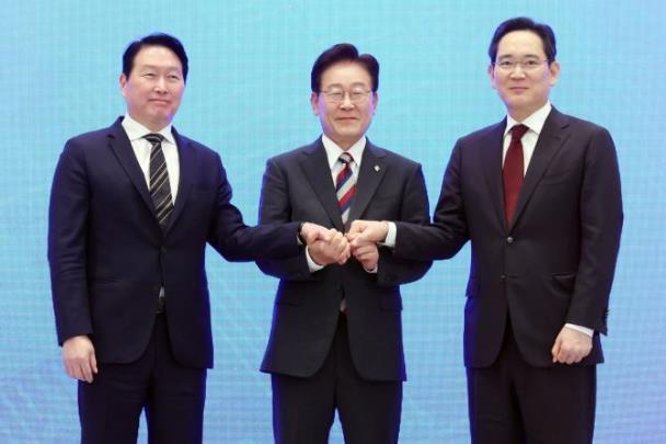손잡은 이재명 대통령과 이재용ㆍ최태원 회장 <사진=연합뉴스>