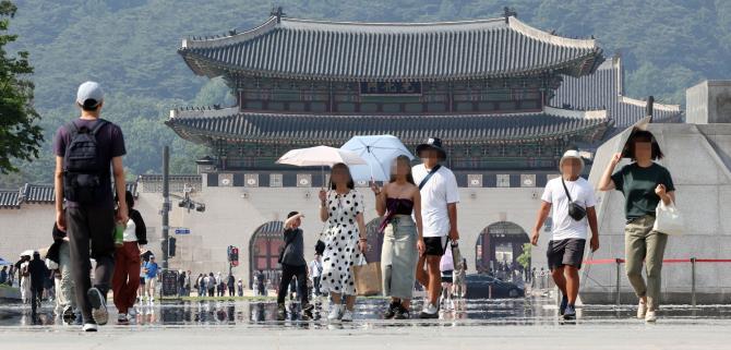 폭염 속 서울 광화문 광장 <사진=연합뉴스>