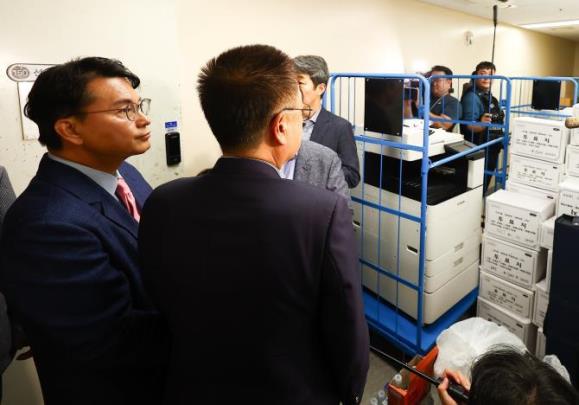 올림픽공원 개표소 내부 들어간 선관위 국조특위 <사진=연합뉴스>