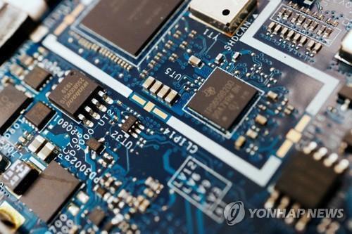 컴퓨터 내 반도체칩 <사진=로이터, 연합뉴스>