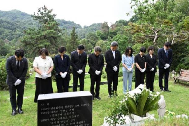 민주열사묘역 참배하는 서울시의회 더불어민주당 대표단 <사진=서울시의회 더불어민주당>