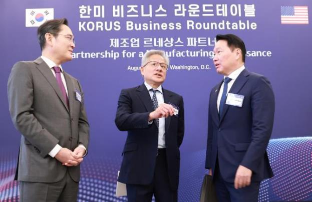 왼쪽부터 젠슨 황 CEO, 이재용 회장, 최태원 회장 <사진=연합뉴스> 