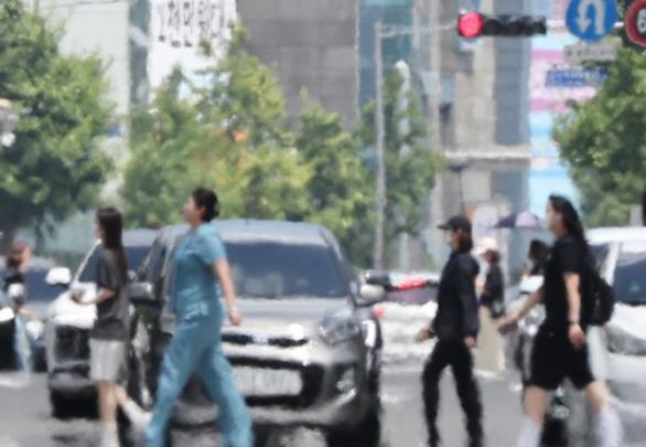 폭염에 끓는 도로  <사진=연합뉴스>