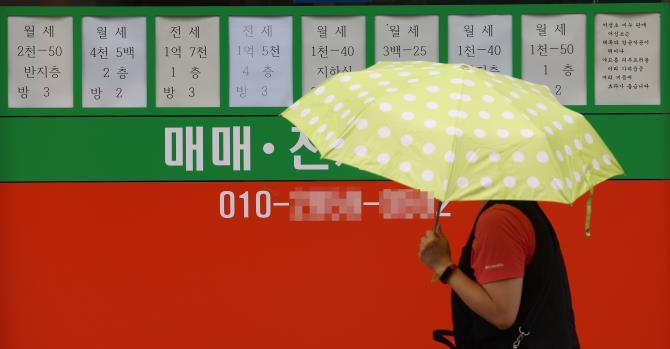 서울의 한 부동산중개업소 모습 <사진=연합뉴스>