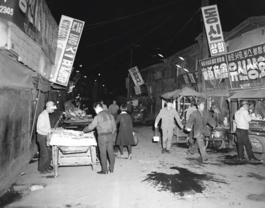 1966년 을지로 산림동 소방도로에 들어선 노점들 <사진=서울역사박물관>
