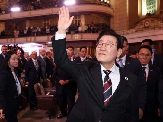 카이로대 학생들에게 인사하는 이재명 대통령 <사진=연합뉴스>