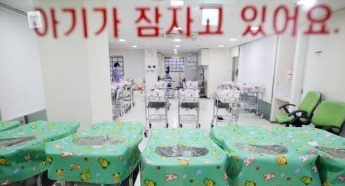 서울의 한 대형병원 신생아실 <사진=연합뉴스>