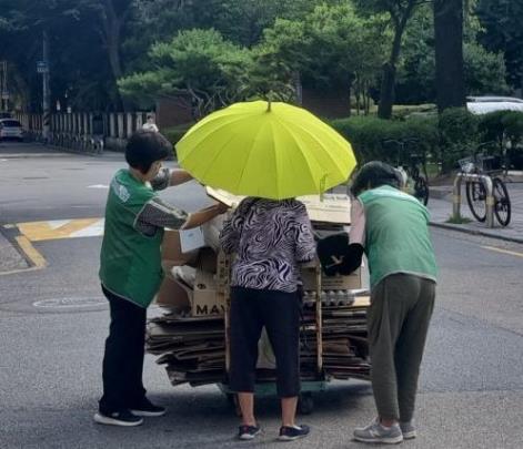 폐지 줍는 노인 <사진=서울시자원봉사센터>