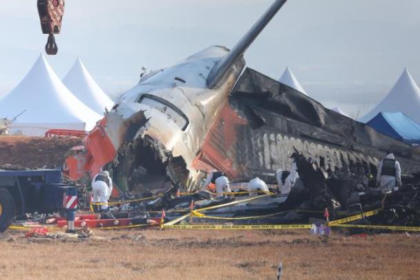 2일 오전 전남 무안군 무안국제공항 제주항공 여객기 참사 현장에서 경찰 과학수사대가 사고 여객기 주변을 수색하고 있다.