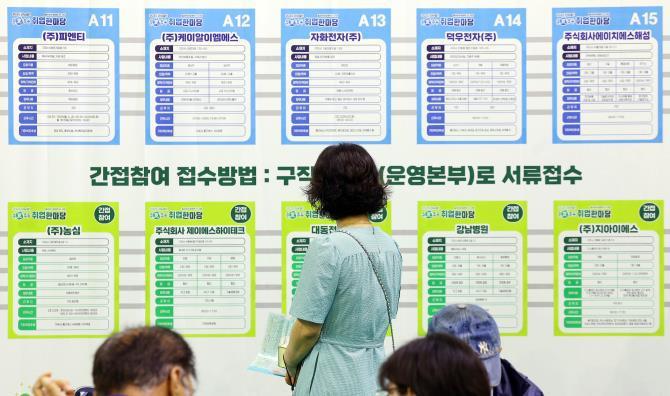 회사별 채용정보 살펴보는 구직자들 <사진=연합뉴스>