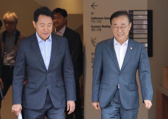 오세훈 서울시장과 김윤덕 국토교통부 장관 <사진=연합뉴스>