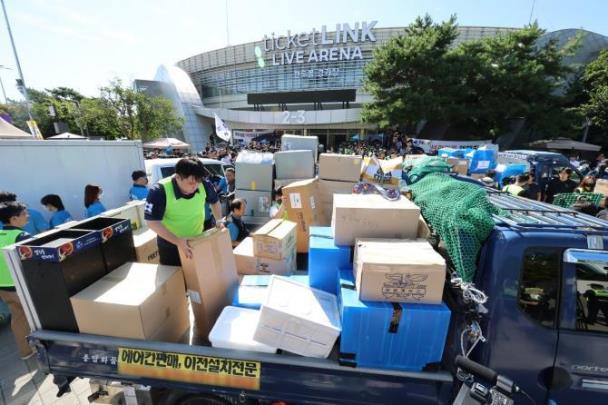 반출 물품 싣는 종목단체 관계자들 <사진=연합뉴스>