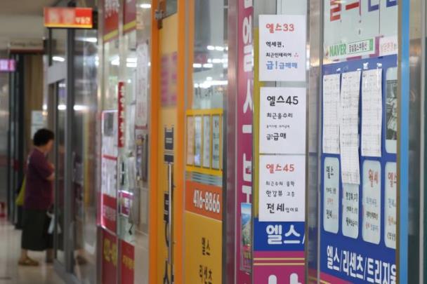 서울 송파구의 한 부동산 중개업소 앞 모습 <자료사진=연합뉴스>