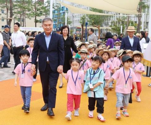 지난 10일 도담어린이공원에서 어린이들을 만난 김현기 강남구청장 <사진=강남구 제공/연합뉴스>