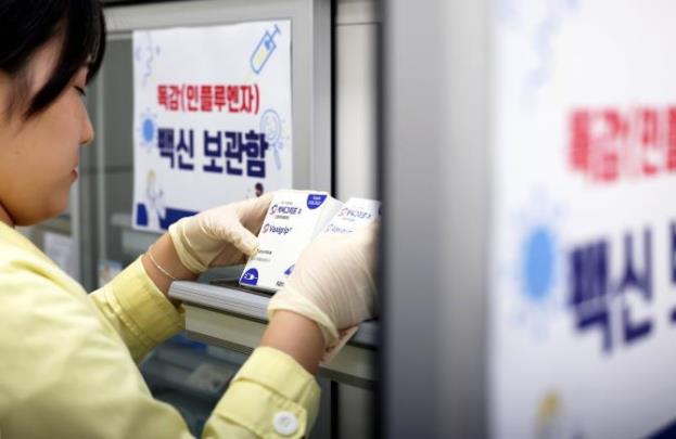 인플루엔자 백신 재고 확인하는 보건소 <사진=연합뉴스>