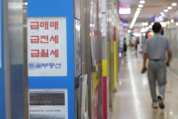 서울 송파구의 한 중개사무소 모습 <자료사진=연합뉴스>