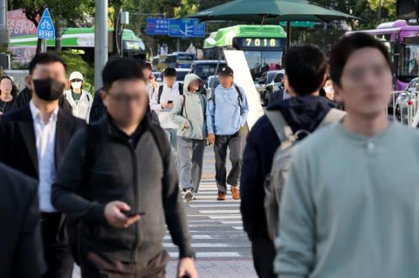 쌀쌀해진 1일 오전 서울 종로구 광화문거리 <사진=연합뉴스>
