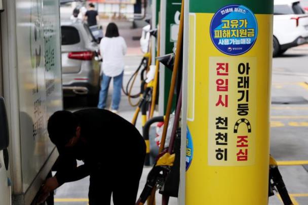 고유가 피해지원금 사용가능매장 스티커 붙은 주유소 <자료사진=연합뉴스>