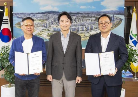 김경대 용산구청장(가운데)이 상인회장들과 기념촬영을 하고 있다. <사진=용산구 제공/연합뉴스>