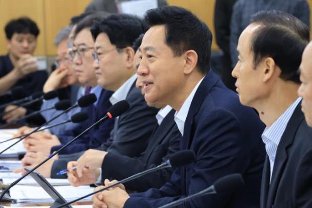 오세훈 서울시장이 14일 서울시청에서 열린 제204차 서울특별시구청장협의회에 참석해 인사말을 하고 있다. <사진=연합뉴스>