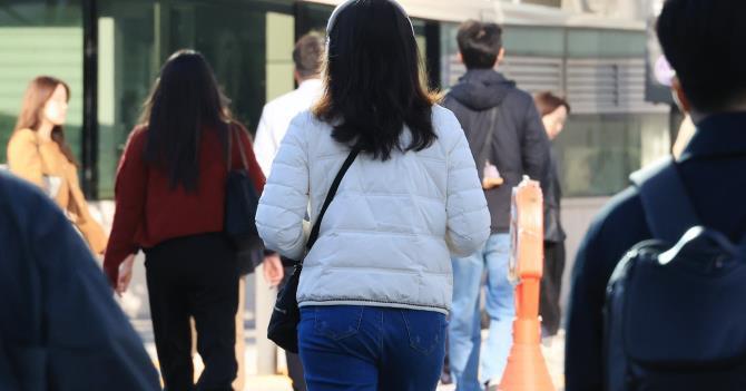 14일 서울 시내에서 몸을 움츠린 시민들이 출근 시간 발길을 재촉하고 있다. <사진=연합뉴스> 