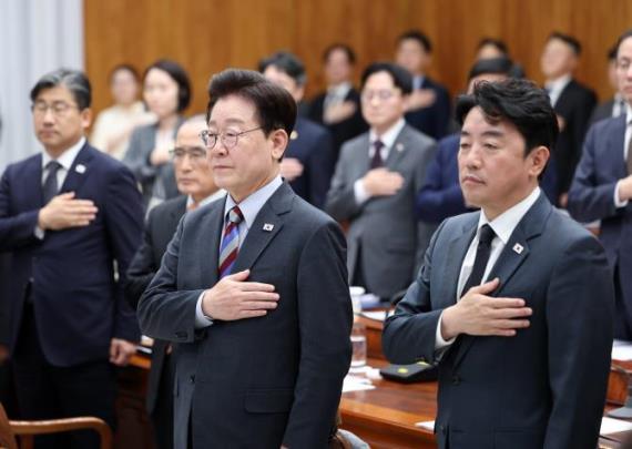 강훈식 비서실장(우)이 지난달 29일 청와대에서 열린 메가프로젝트 제3차 민관합동 점검회의에서 국민의례를 하고 있다. <사진=연합뉴스>