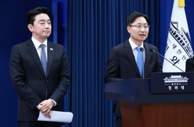 신임 대통령 비서실장으로 임명된 임광현 국세청장(우)이 전임자인 강훈식 비서실장 소개로 인사말을 하고 있다. <사진=연합뉴스>