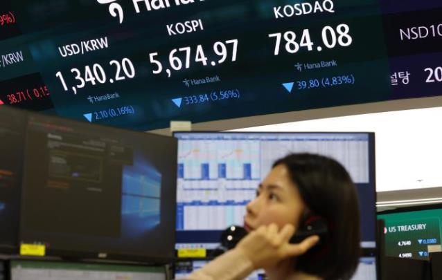 15일 서울 중구 하나은행 본점 딜링룸 전광판..코스피, 장 초반 5% 내려 5,600대 <사진=연합뉴스>